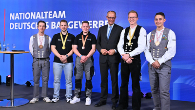 Bundeskanzler Friedrich Merz mit dem Nationalteam Baugewerbe Bundeskanzler Friedrich Merz mit dem Nationalteam Baugewerbe