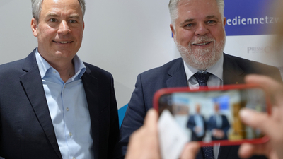 Im Gespräch auf der Pressekonferenz Im Gespräch auf der Pressekonferenz