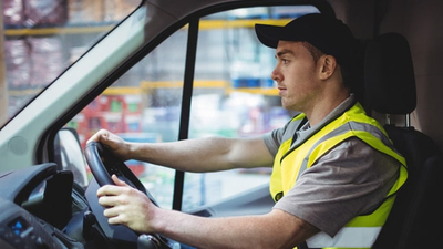 Foto: © wavebreakmedia/shutterstock.com Fahrer in Van; Foto: © wavebreakmedia/shutterstock.com